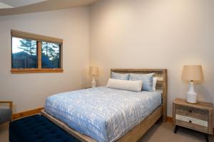 - une chambre avec un grand lit et une fenêtre dans l'établissement NEW 4BD Residence in the Signature Home Collection at Old Grenwood!, à Truckee