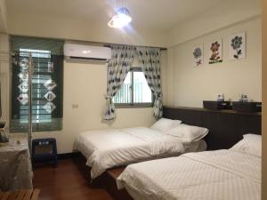 富里鄉的住宿－穀鄉民宿，一间卧室设有两张床和窗户。