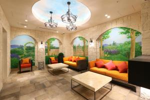 名古屋市にあるホテル ウィング インターナショナル セレクト 名古屋 栄のロビー(オレンジ色のソファ、壁画付)