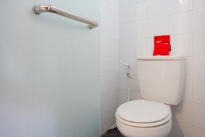 Kúpeľňa v ubytovaní RedDoorz Syariah near Alun Alun Tegal