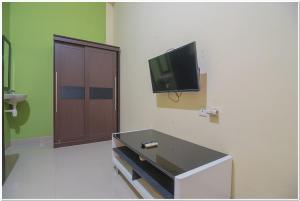 Televízia a/alebo spoločenská miestnosť v ubytovaní RedDoorz near Lapangan Tenis Balikpapan