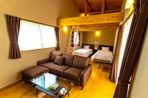 恩納村にあるビーチリゾーツ ホテル カラカウアのソファと二段ベッドのあるリビングルーム