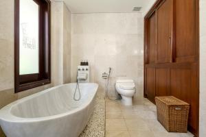 Vonios kambarys apgyvendinimo įstaigoje Luxury Villas - Danang Beach Resort