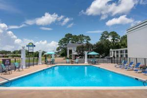 Swimming pool sa o malapit sa Days Inn by Wyndham Natchez