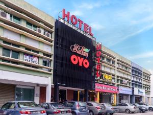 een rij auto's geparkeerd voor een hotel bij OYO 876 Hotel Sanctuary in Petaling Jaya