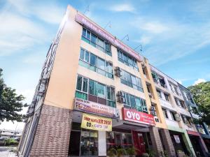 a building with signs on the side of it at OYO 1055 Batu Caves Star Hotel in Batu Caves