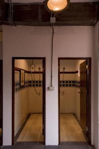 twee deuren in een kamer met twee douches bij Lanta Harbour in Koh Lanta