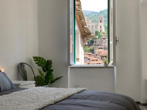 1 dormitorio con vistas a la ciudad desde una ventana en Al Castello, en Dolceacqua
