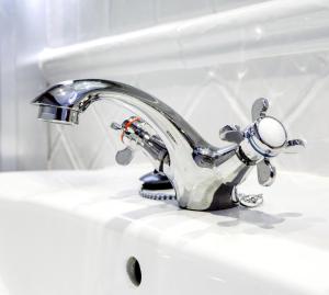 a silver sink faucet sitting on a white bathroom sink at Hotel Jaime I in Mora de Rubielos