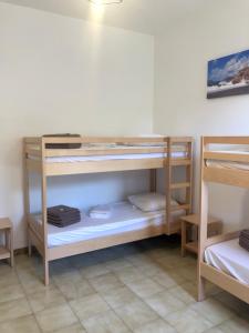 a room with bunk beds in a dorm room at U Castellu in Vero