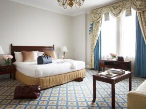 Postel nebo postele na pokoji v ubytování The Hotel Windsor + 25 fotografií