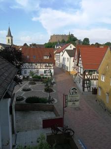 Blick auf eine Stadt mit Gebäuden und einer Straße in der Unterkunft Ferienwohnung Burg Lindenfels in Lindenfels