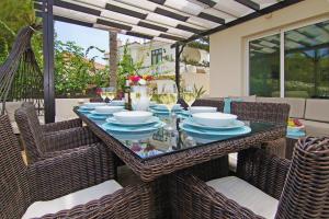 un tavolo con piatti e ciotole su un patio di Villa Astrid a Protaras