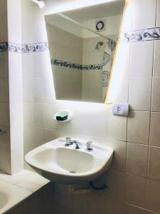 La salle de bains est pourvue d'un lavabo et d'un miroir. dans l'établissement Apartamento Bulnes y Calle Corrientes, à Buenos Aires