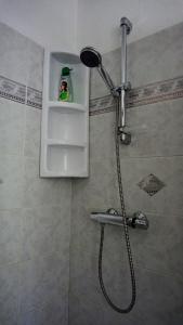 y baño con ducha con cabezal de ducha. en Maison Borbey, en Aosta