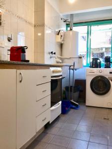 a kitchen with a dishwasher and a washing machine at Apartamento Bulnes y Calle Corrientes in Buenos Aires