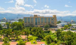 un gran edificio con un parque enfrente en Pampas Resort, en Sokcho