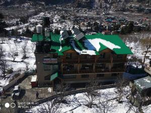 Hotel Mountain face by Snow City Hotels að vetri til