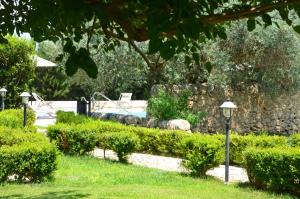 A garden outside Serravalle Relais & Country Villa with private pool - Esclusive use