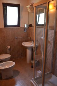 A bathroom at Serravalle Relais & Country Villa with private pool - Esclusive use