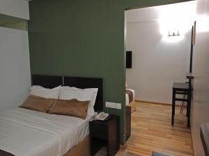 Postel nebo postele na pokoji v ubytování Alami Garden Hotel