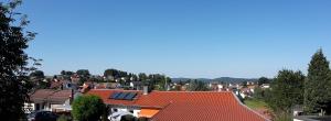 vistas a una ciudad con techos rojos en Bergblick, en Siedelsbrunn