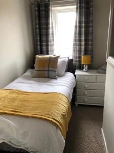 ein kleines Schlafzimmer mit einem Bett und einem Fenster in der Unterkunft 34 Brunton Street Serviced Accommodation in Darlington