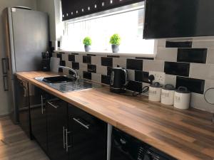 Кухня или кухненски бокс в 34 Brunton Street Serviced Accommodation