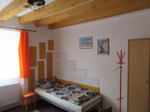een slaapkamer met een bed in een kamer met houten plafonds bij Penzion Shamrock in Třebíč