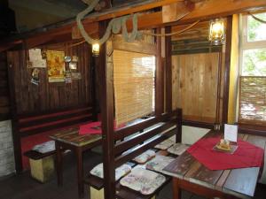 pokój ze stołem i ławkami w kabinie w obiekcie Penzion Shamrock w mieście Třebíč