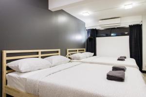 バンコクにあるT1 Large Studio Full kitchen 100m. to BTSの寝室に並んで置かれた2つのベッド