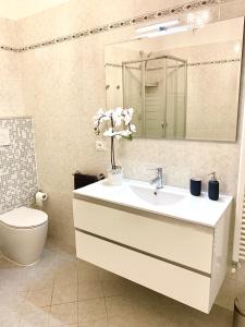 A bathroom at Indipendenza Luxury Apartments