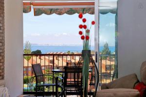 アリカンテにあるNew Tridente Apartmentの海の景色を望むバルコニー(テーブル、椅子付)
