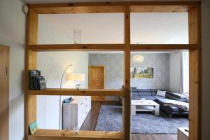 una sala de estar con una cama elevada en una habitación en Ferienwohnung Harzurlaub-Schierke, en Schierke