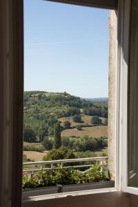 une fenêtre avec vue sur la campagne. dans l'établissement Bellevue appartement, à Ayen