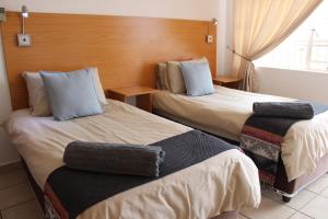 ein Hotelzimmer mit 2 Betten und einem Fenster in der Unterkunft Mon Reve in Lephalale