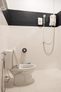 ein Badezimmer mit Toilette und Dusche in der Unterkunft Baannokhook Home&Cafe in Surat Thani + 37 Fotos