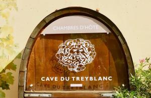 uma porta com um sinal que diz caverna durrebuling em Cave Du Treyblanc em Luins