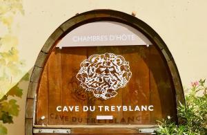 Eine Tür mit einem Schild, auf dem steht: in der Unterkunft Cave Du Treyblanc in Luins
