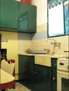 Virtuvė arba virtuvėlė apgyvendinimo įstaigoje Central & Cosy boutique Apt - 3 min from Metro