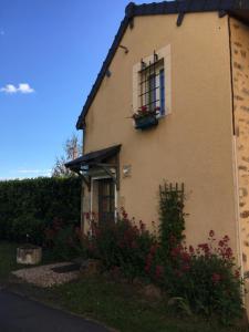 Saint-PéreuseにあるLe champ de la grangeの花箱付きの窓のある家