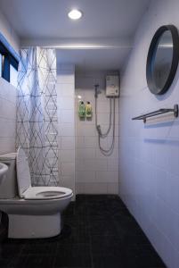 T2 2 Bedrooms 6 guests Full kitchen 1 min to BTS في بانكوك: حمام مع مرحاض ودش