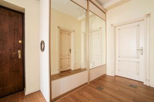 an empty room with a mirror and a door at Апартаменти з балконом (2 ізольовані спальні) в центрі Львова in Lviv +16 photos