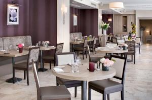 ห้องอาหารหรือที่รับประทานอาหารของ The Originals Boutique, Hôtel Les Strélitzias