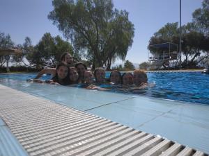 Kibbutz Ketura Guest House内部或周边的泳池
