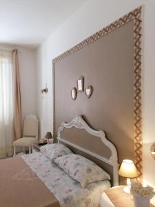 サレルノにあるB&B Le Roseのベッドルーム(ベッド1台、大きな鏡付)