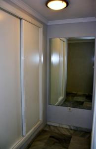 baño con espejo grande y ducha a ras de suelo en Apartamento Milla de Oro en Marbella