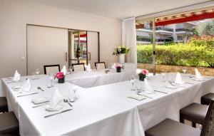 ห้องอาหารหรือที่รับประทานอาหารของ The Originals Boutique, Hôtel Les Strélitzias