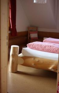 A bed or beds in a room at Urlaub im Herrenholz