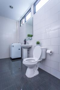 Bilik mandi di T5 2 Bedrooms/6guests/full kitchen/1 min to BTS